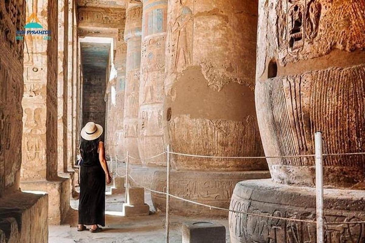 امرأة ترتدي قبعة وتقف في مبنى قديم