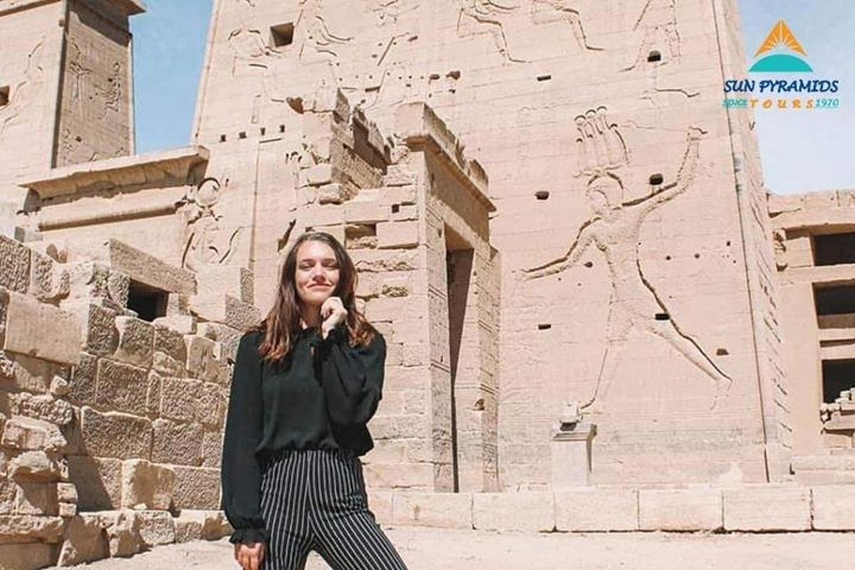 امرأة تقف أمام مبنى