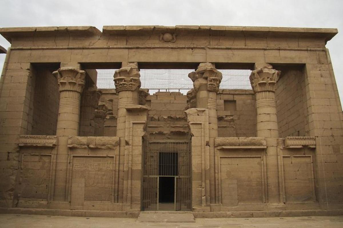 un gran edifici de pedra amb columnes i una finestra