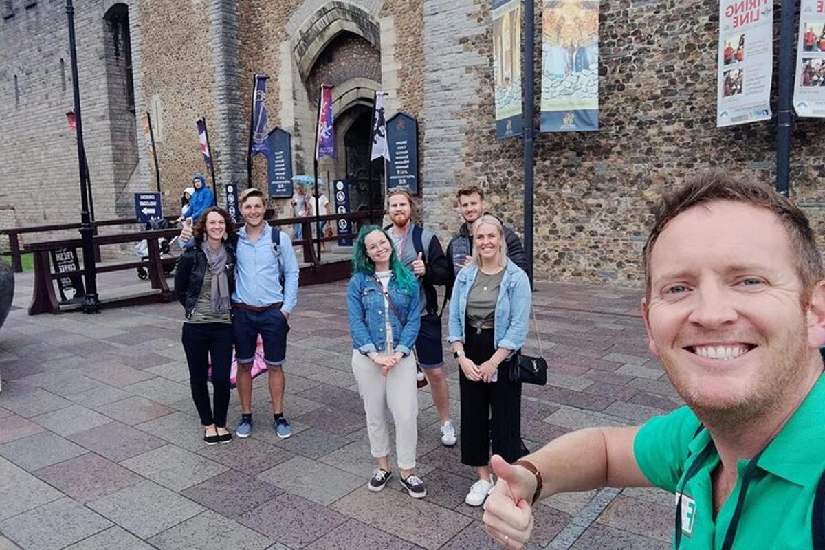 grupp inimesi, kes seisavad hoone ees