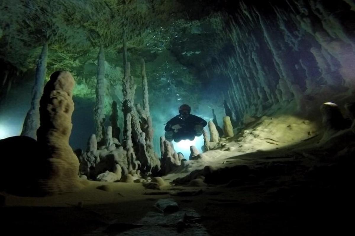 ein Mann, der mit einem Motorrad durch eine Höhle fährt