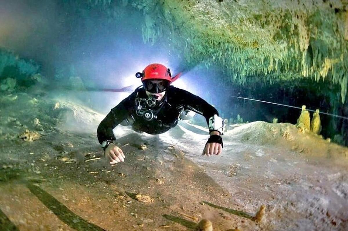 Ein Mann steht vor einer Höhle