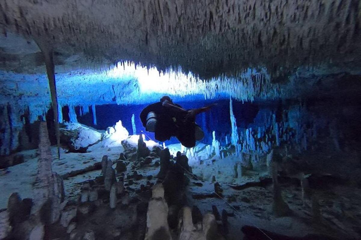en grotta med en person som simmar i vattnet
