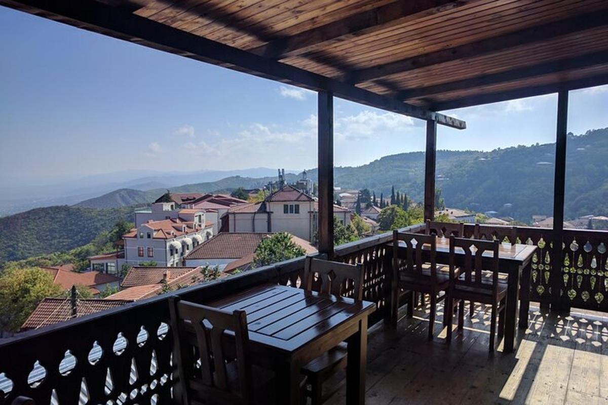 uma varanda com mesa e cadeiras e vista
