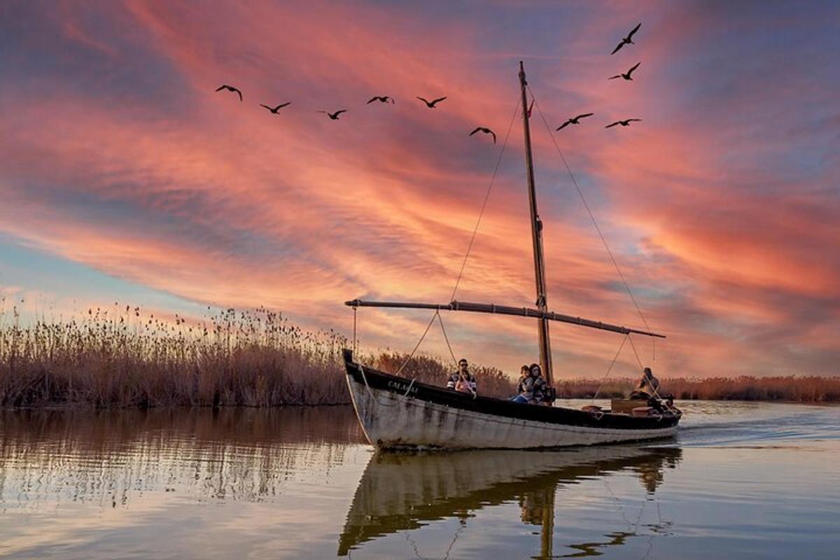 un gruppo di persone su una barca in acqua con gli uccelli