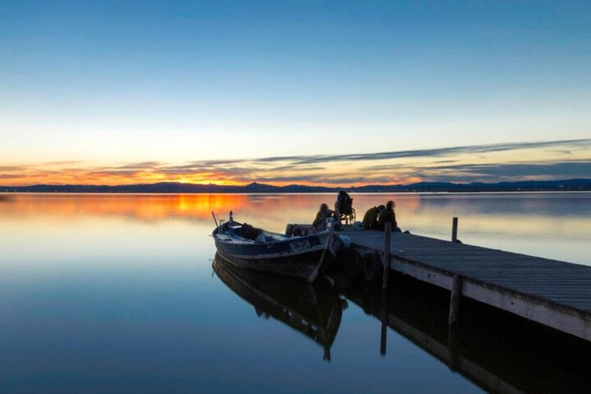 una barca sull'acqua accanto a un molo