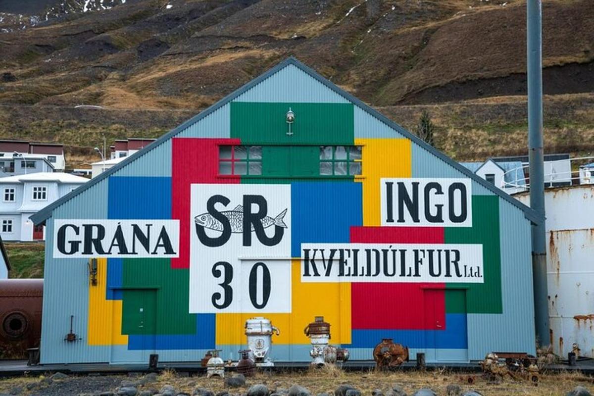 um grande edifício com tinta colorida na lateral