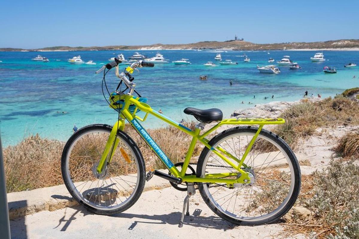Una bicicleta amarilla está estacionada en una playa