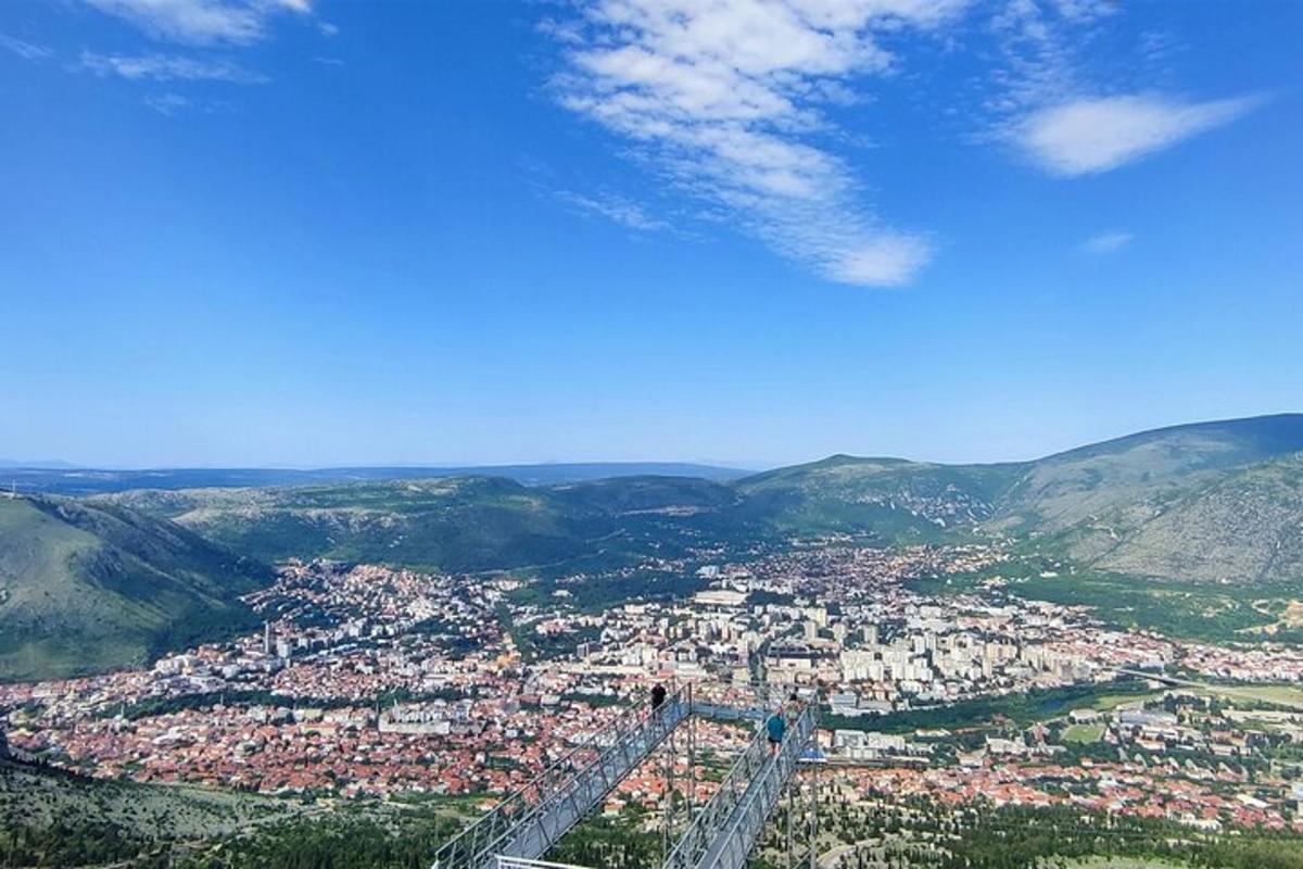letecký pohled na město v horách