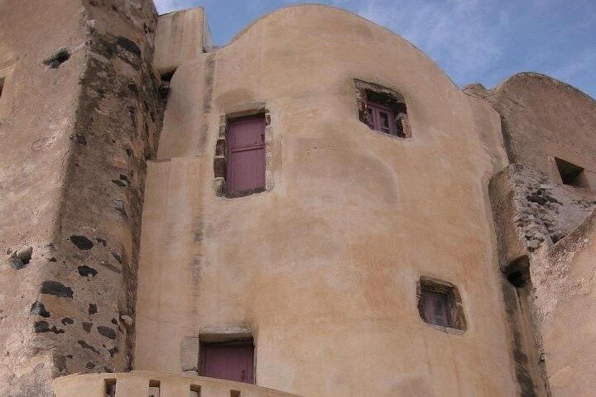 a building with windows on the side of it