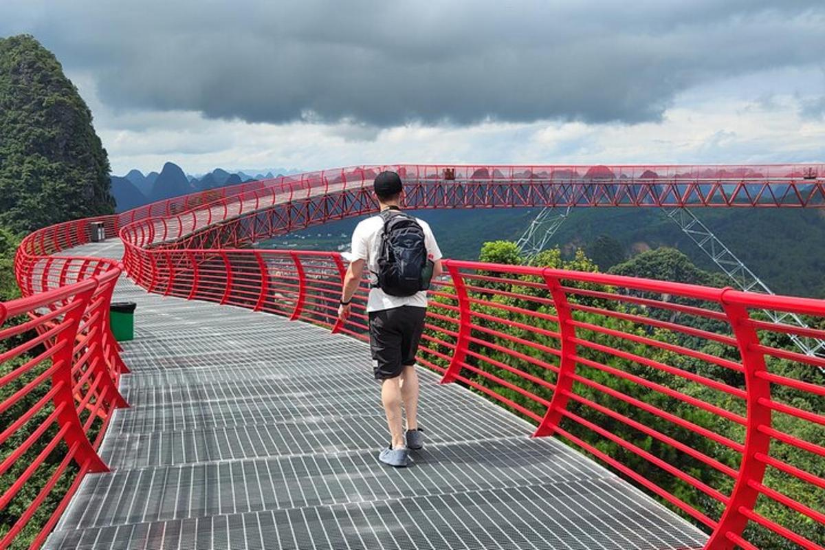 un uomo che cammina su un ponte rosso sopra un fiume