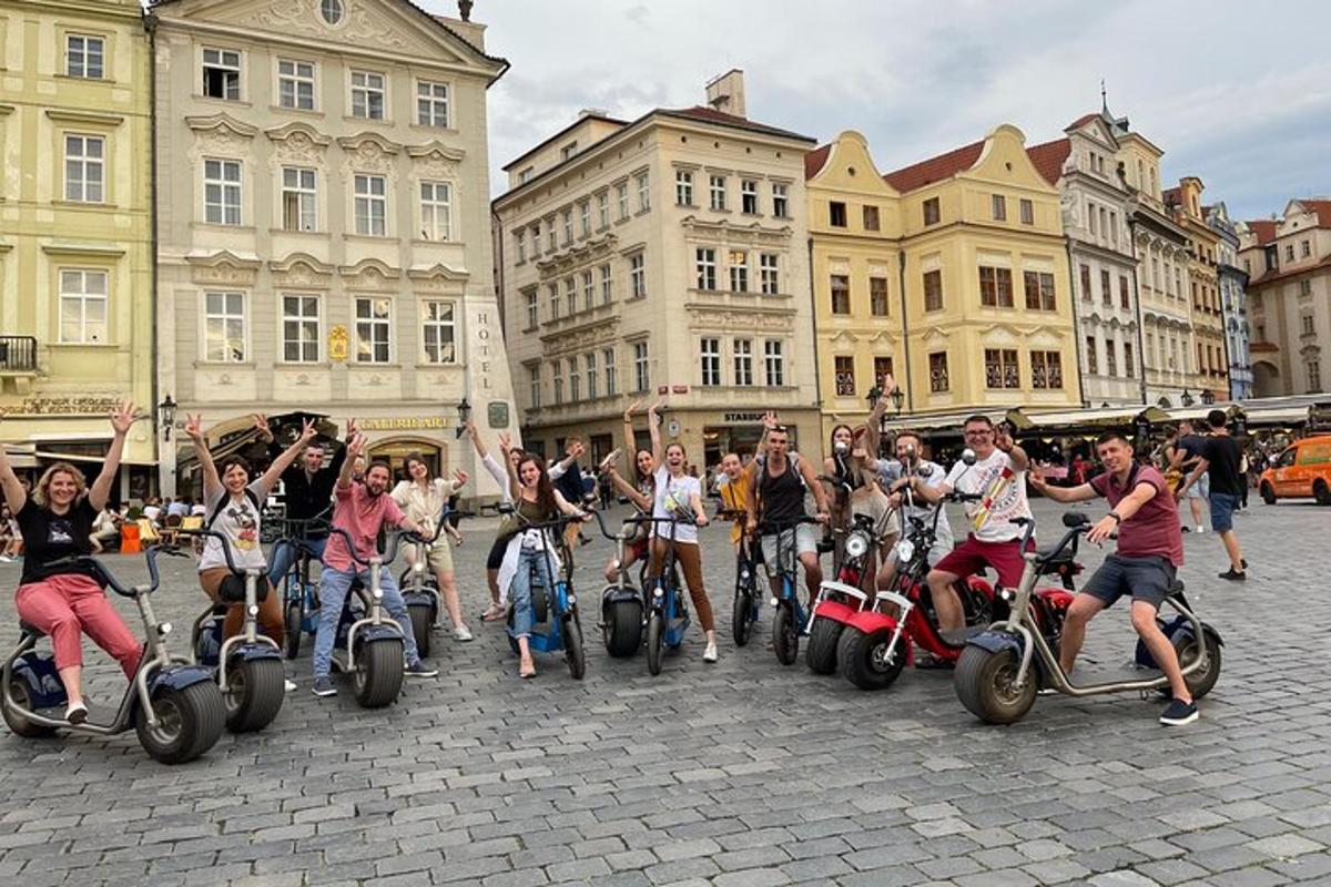 şehir caddesinde motosikletli bir grup insan