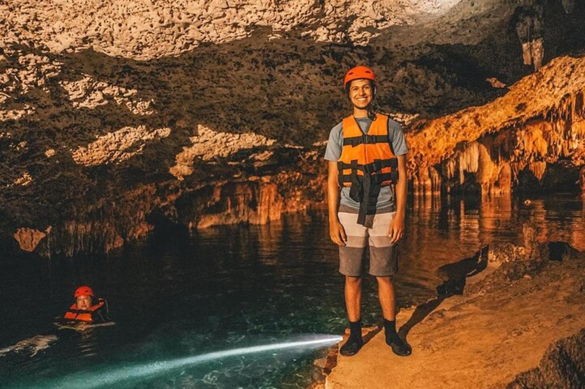 muž stojící ve vodě v jeskyni