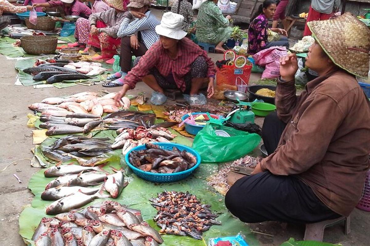 un gruppo di persone che vendono pesce al mercato