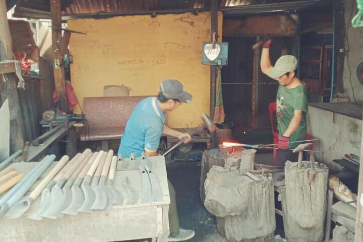due uomini lavorano in una fabbrica di scarpe