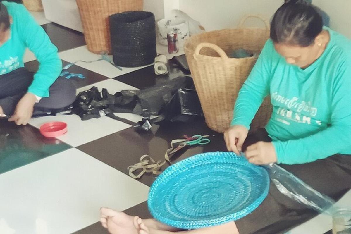 due donne sedute sul pavimento con un piatto blu