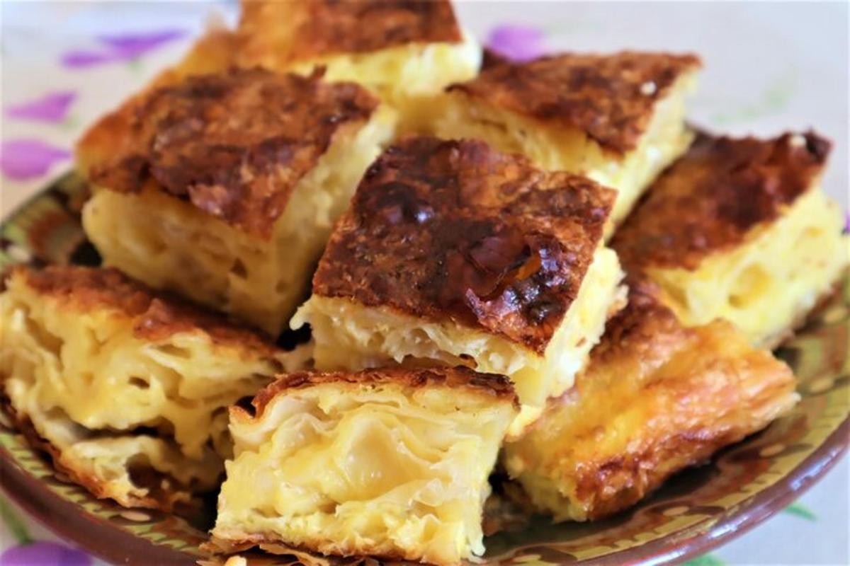 selonggok makanan duduk di atas pinggan