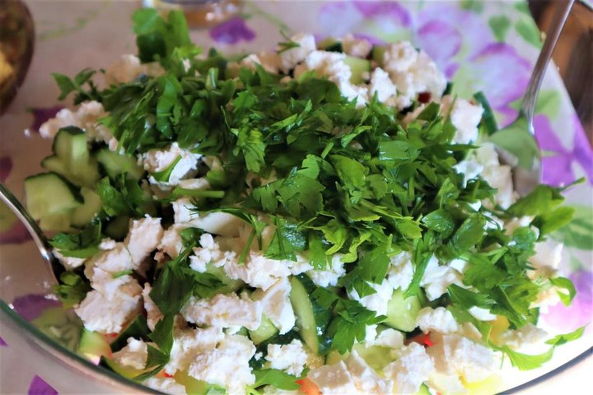 semangkuk makanan dengan salad di atas meja
