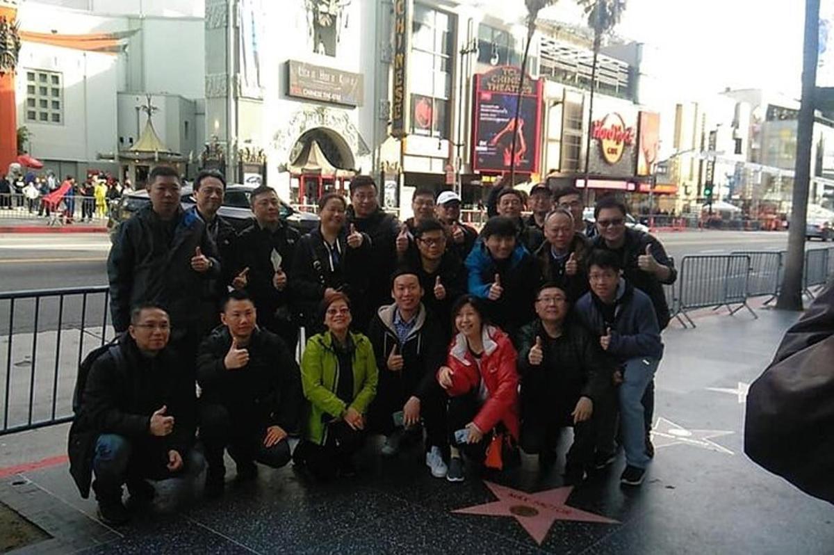 un grup de persones posant per a una foto al carrer