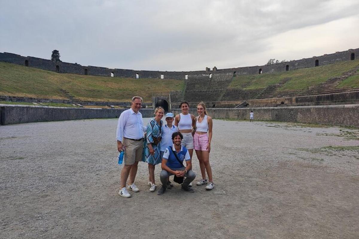 Una familia posando para una foto en un anfiteatro.