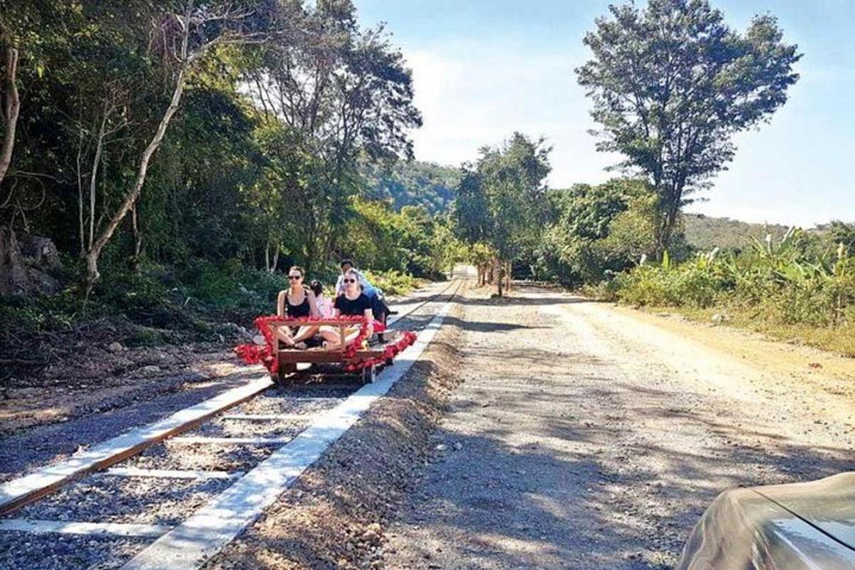 due donne che viaggiano su un carro rosso lungo una strada sterrata