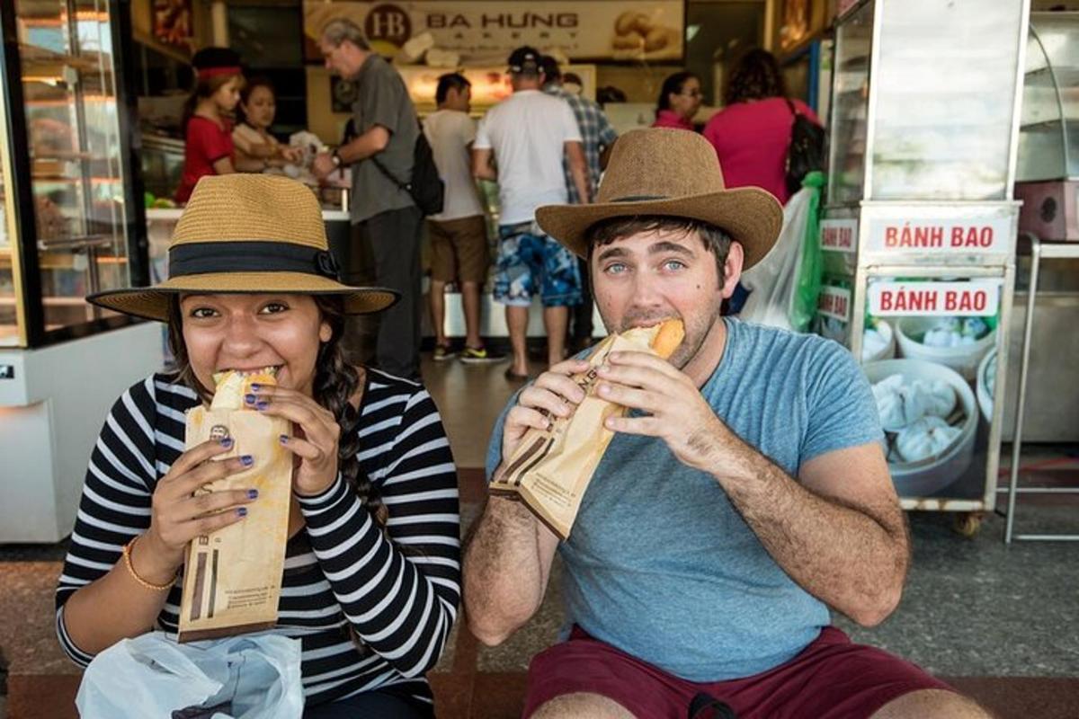seorang lelaki dan wanita makan hot dog di kedai