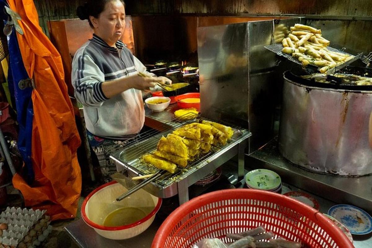 seorang wanita menyediakan makanan di dapur restoran