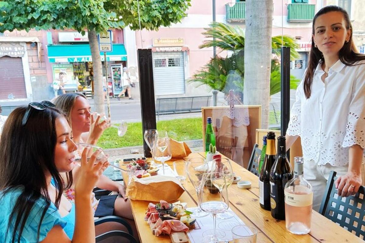 um grupo de mulheres sentadas à mesa com taças de vinho