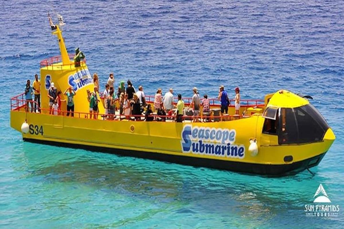 hópur fólks á gulum bát í vatninu