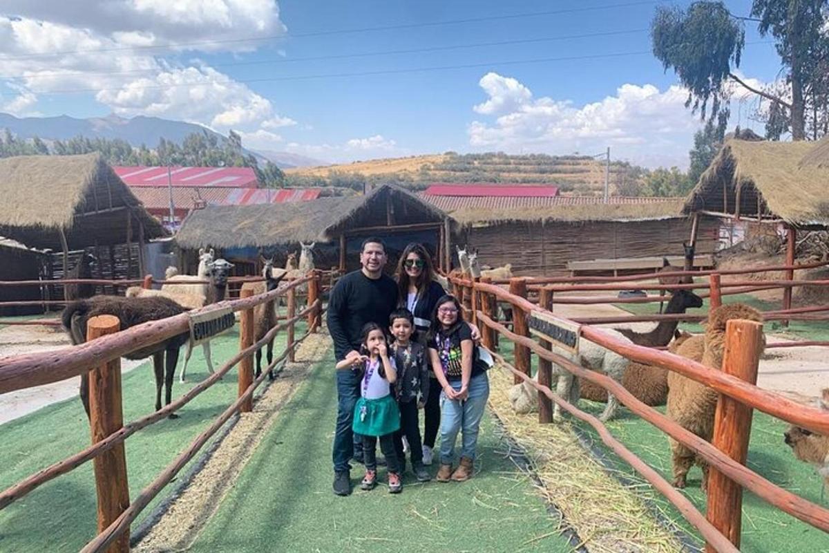une famille posant pour une photo dans un zoo