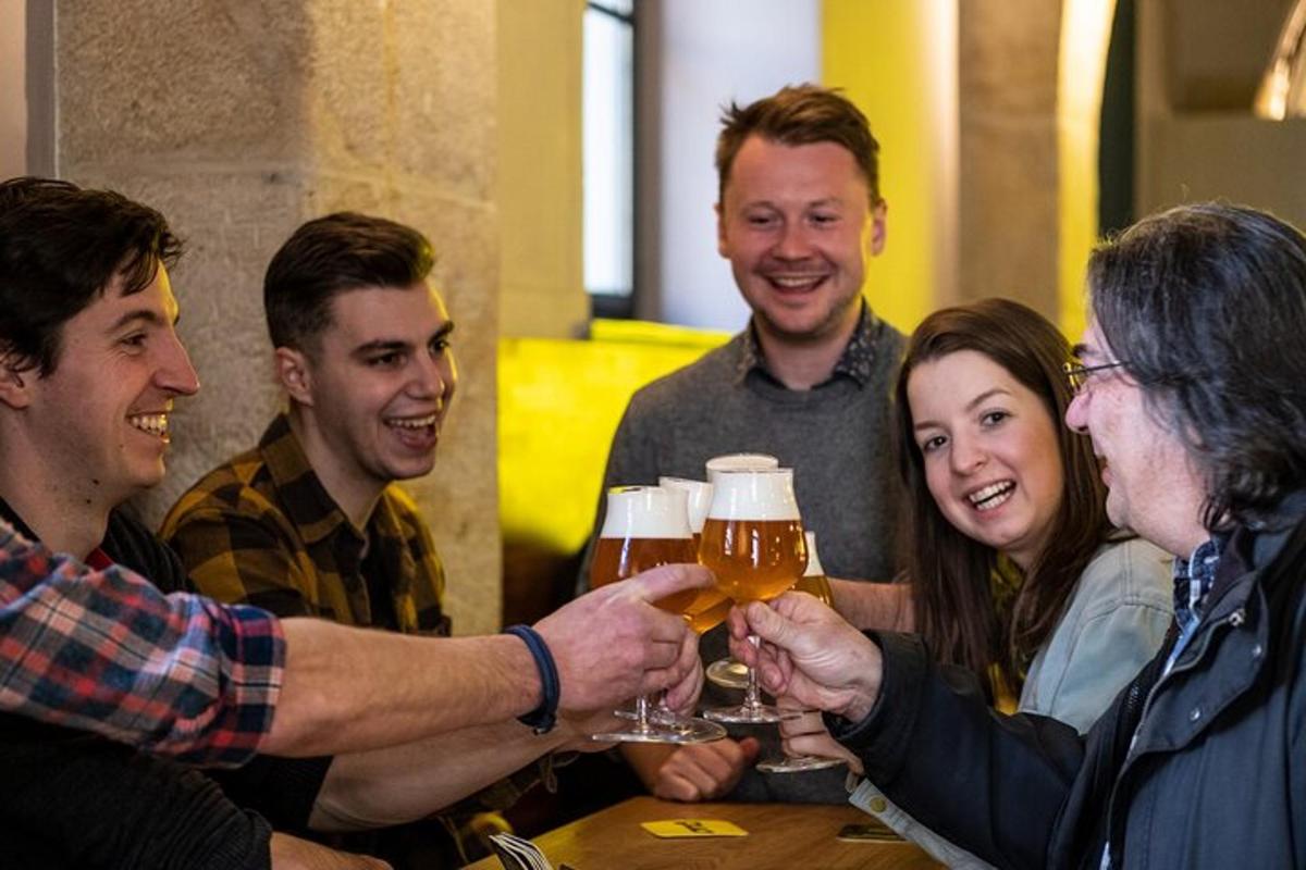 un gruppo di persone che tengono in mano bicchieri di birra