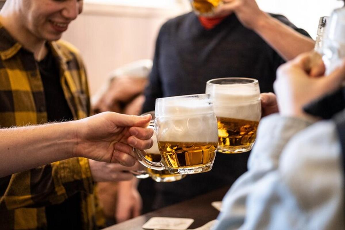 un gruppo di persone che tengono in mano bicchieri di birra