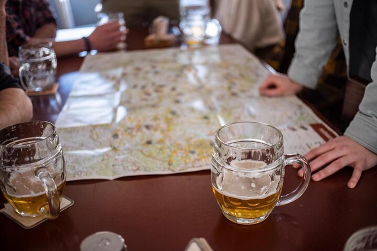un gruppo di persone sedute a un tavolo con bicchieri di birra