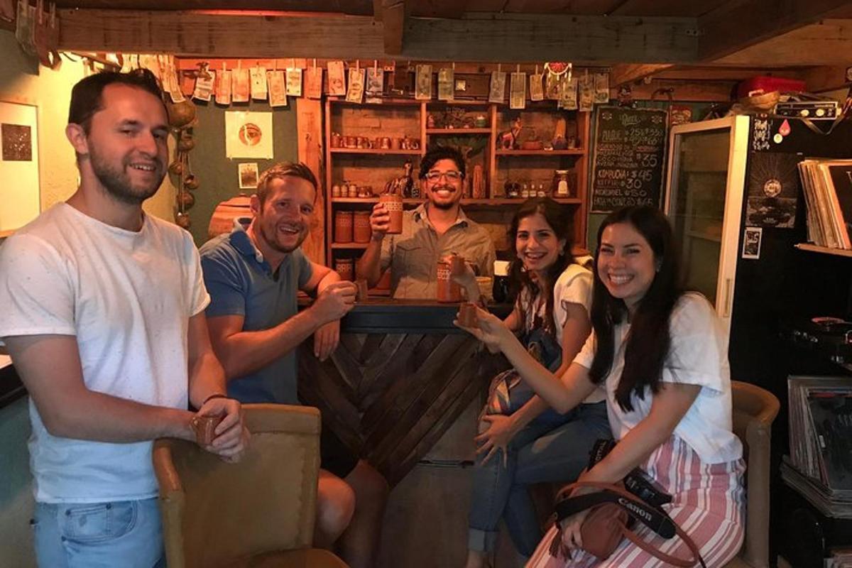 un grup de oameni care pozează pentru o fotografie într-un bar