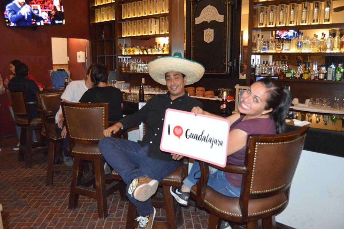 un uomo e una donna seduti su delle sedie in un bar