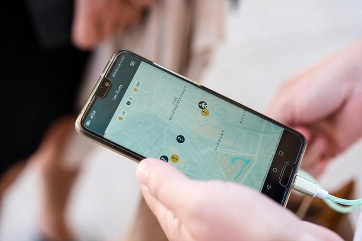 una persona che tiene in mano un cellulare con una mappa