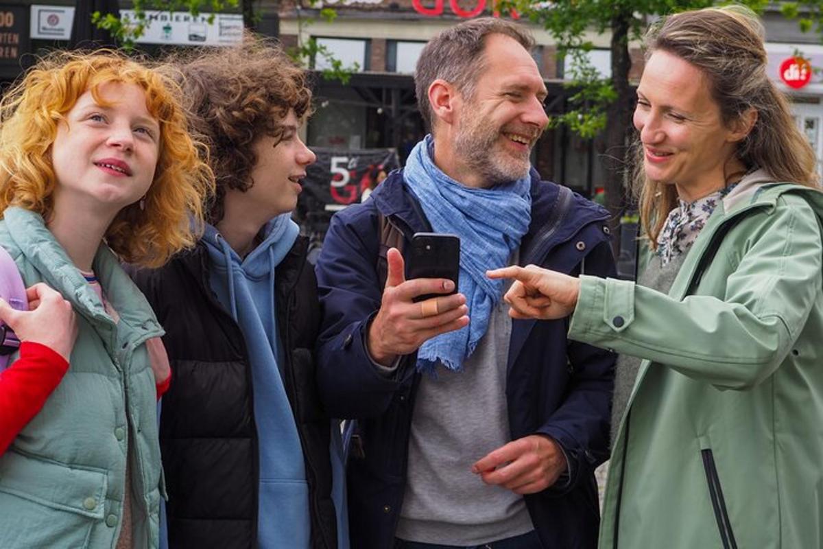 grupė žmonių, žiūrinčių į mobilųjį telefoną