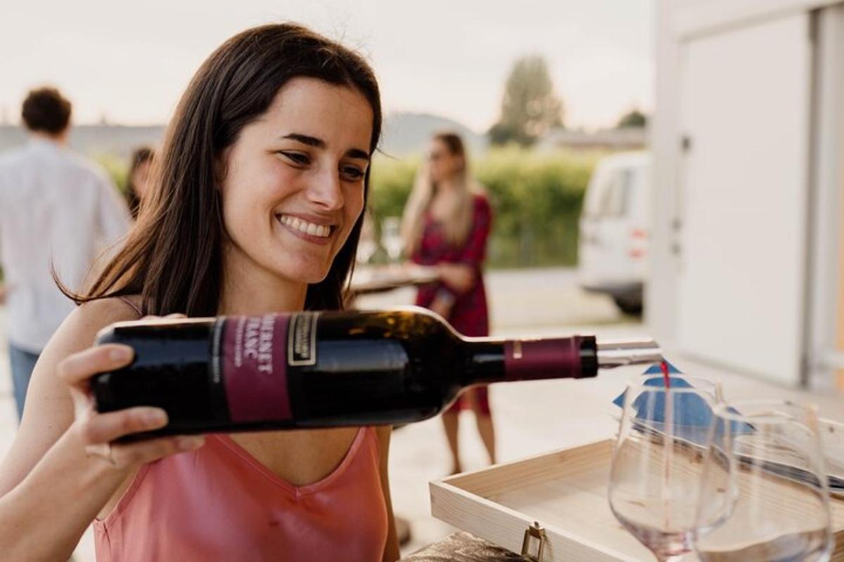eine Frau hält eine Flasche Wein