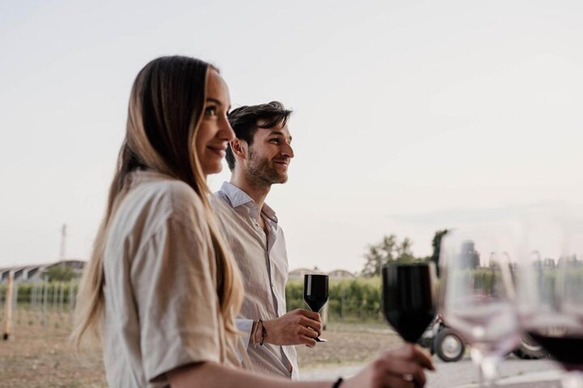 ein Mann und eine Frau halten Gläser Wein