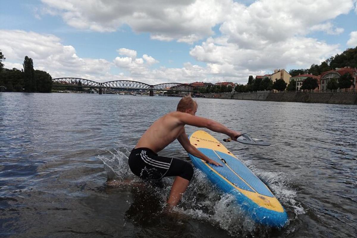 un uomo su una tavola da paddle in acqua