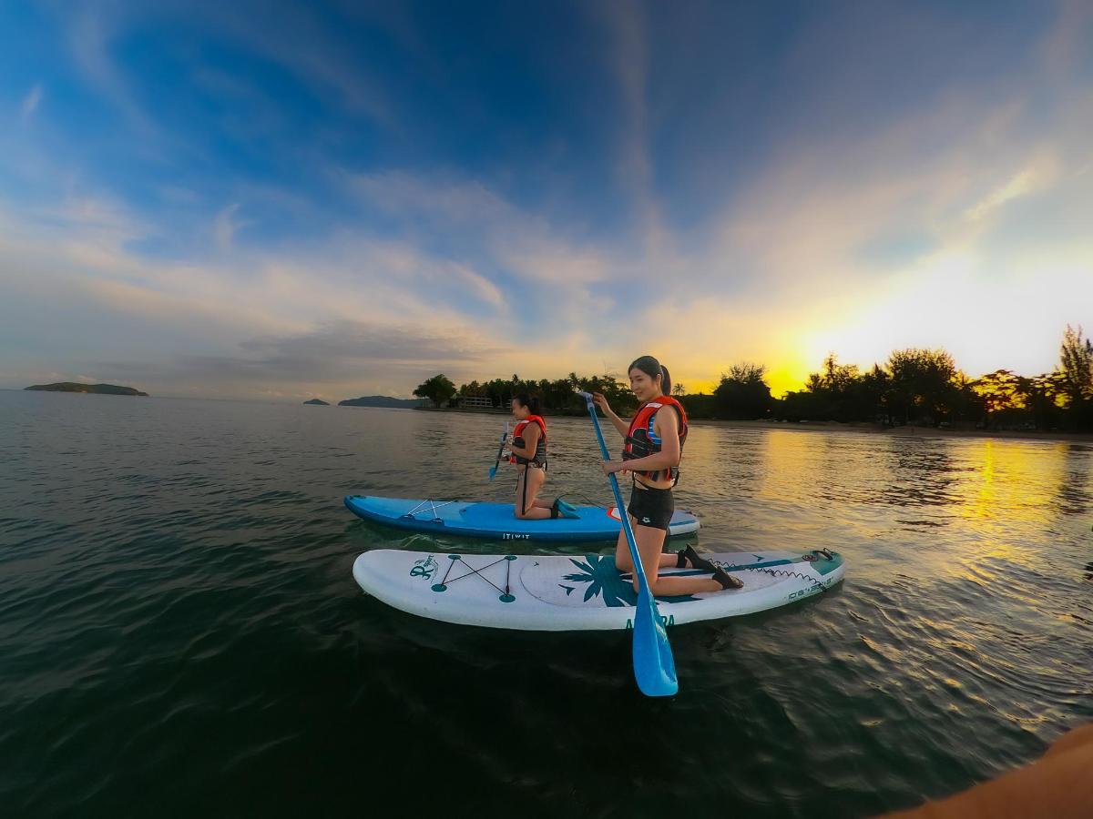 due persone sono in piedi su tavole da paddle in acqua
