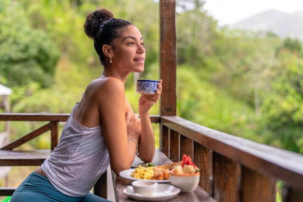 una donna seduta a un tavolo con un piatto di cibo