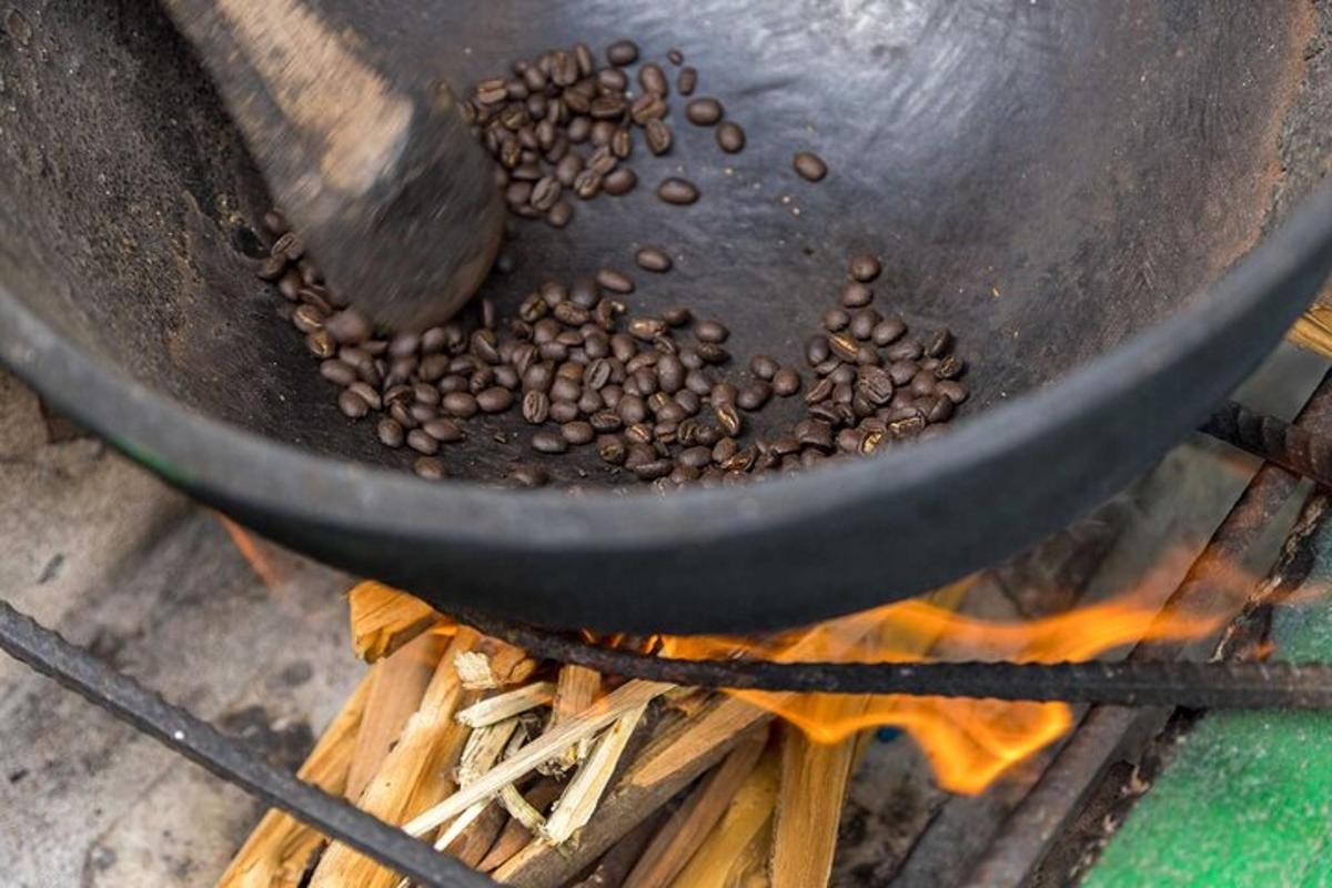 una pentola piena di chicchi di caffè sopra un fuoco