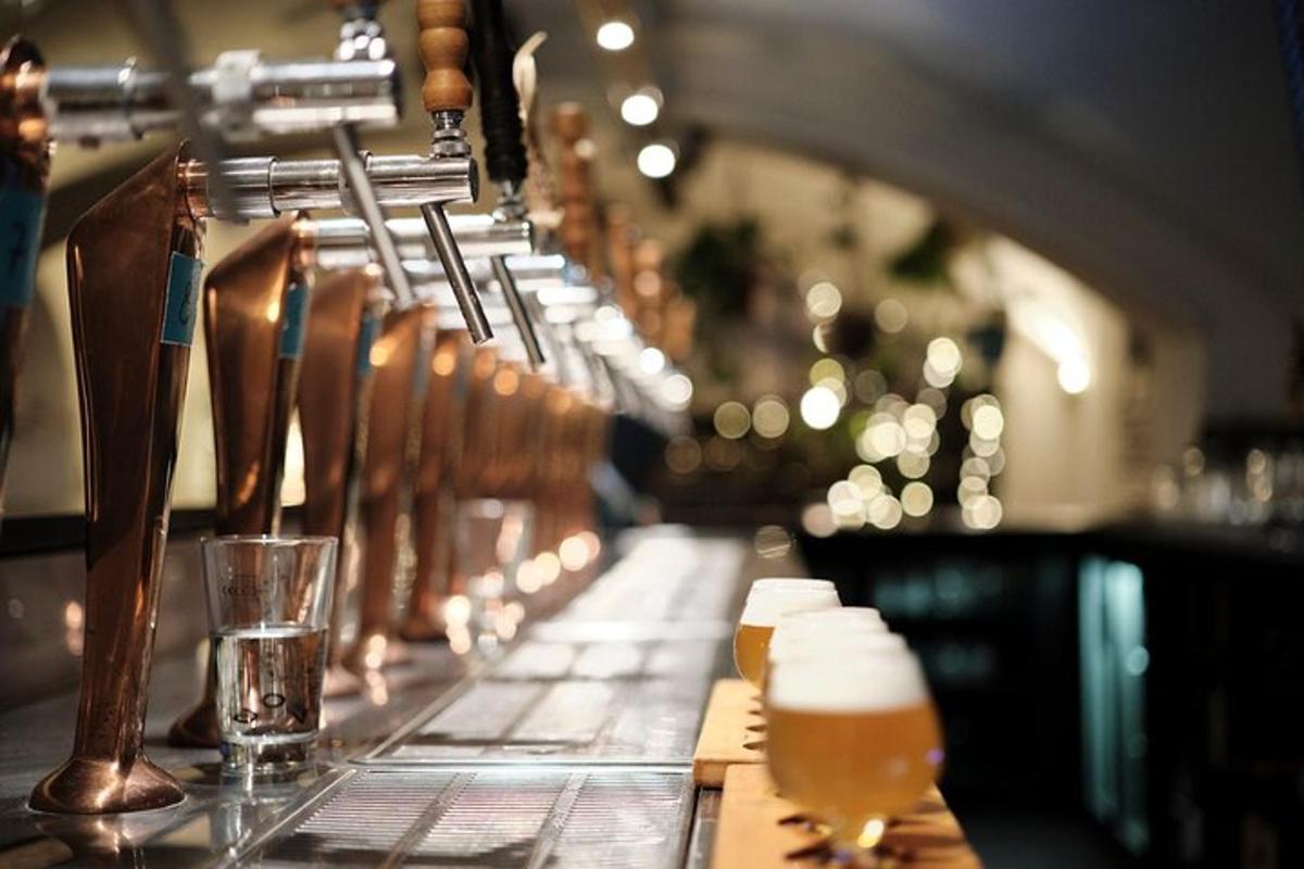 un bar con una fila di bicchieri di birra