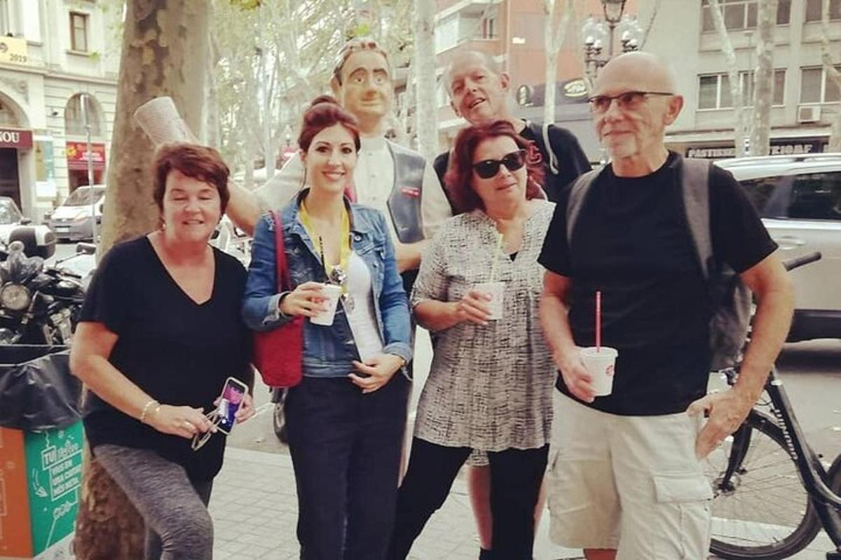 un gruppo di persone in piedi su una strada cittadina