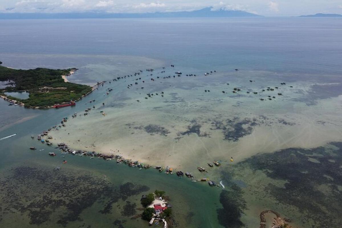Zračni pogled na plažu s ljudima u vodi