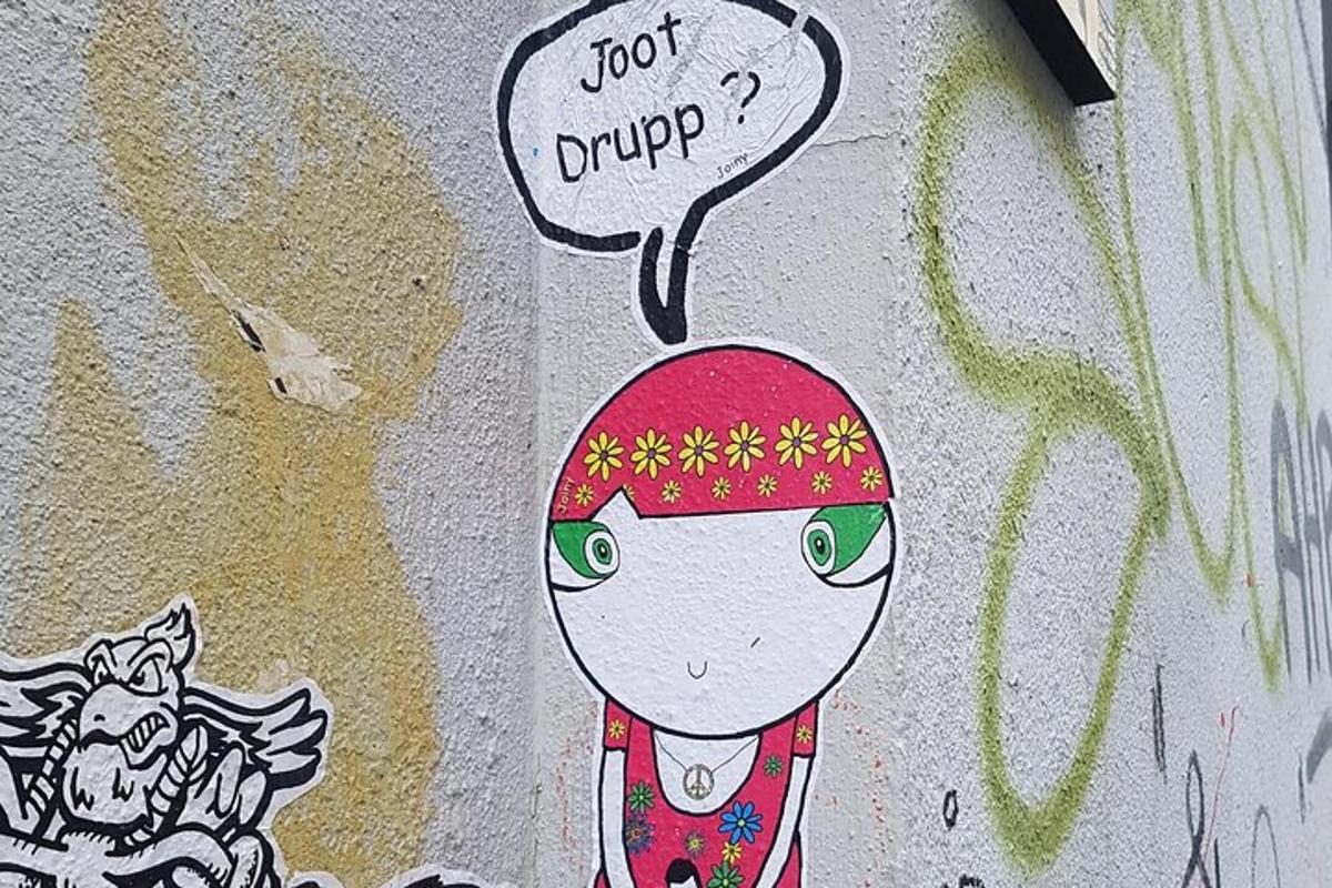 ένα σχέδιο ενός κοριτσιού σε έναν τοίχο με μια φούσκα σκέψης