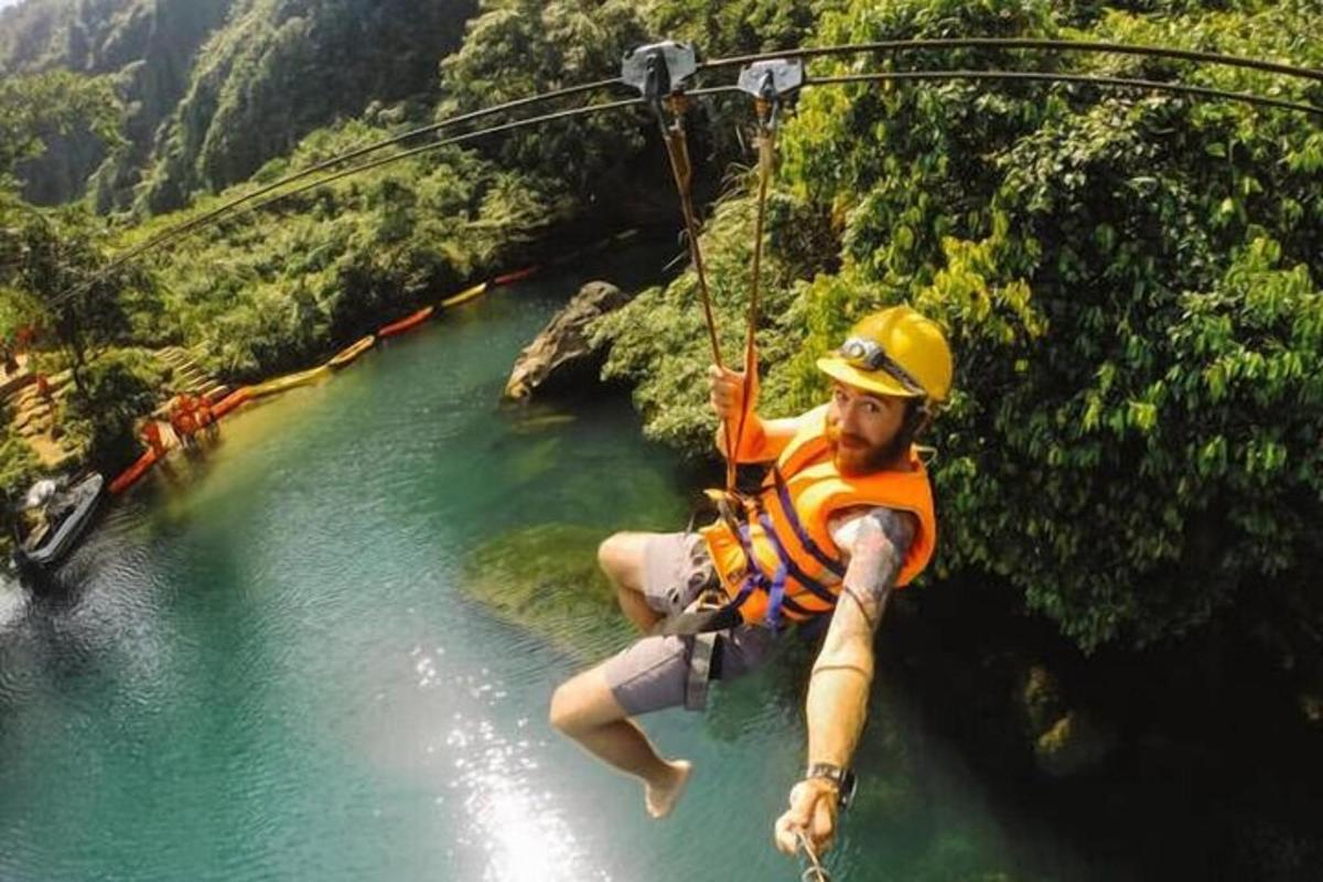 muž na zip line přes řeku