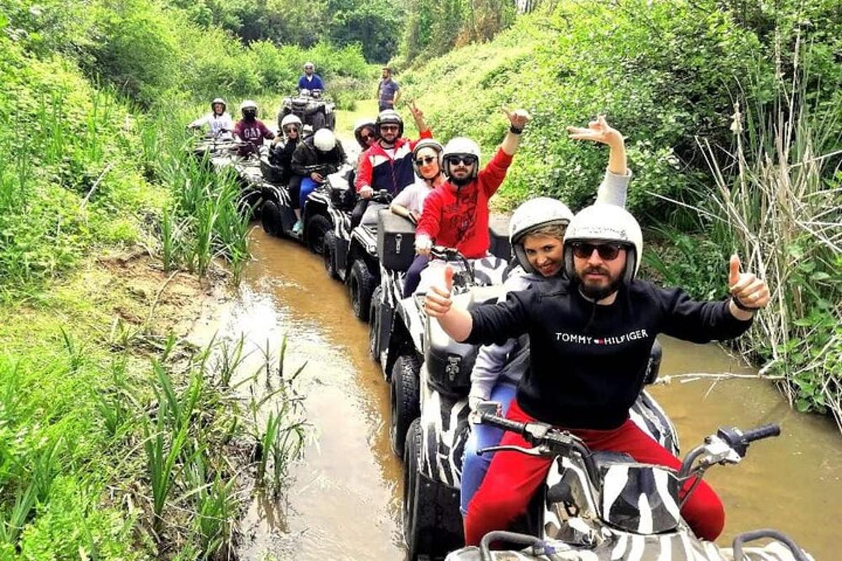 un gruppo di persone che scendono in bicicletta lungo un fiume