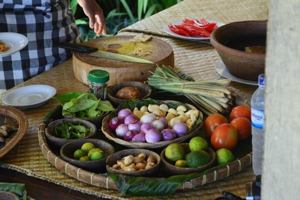 een tafel met kommen met fruit en groenten erop